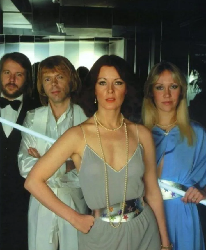  Abba rompió los moldes del pop. Eran dos matrimonios. Rubia con rubio y morocha con barbudo. 